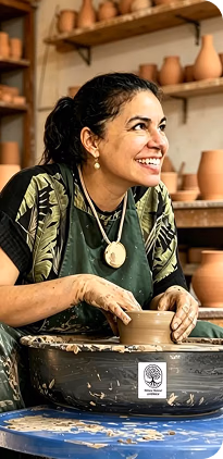 Mônica Mansur trabalhando